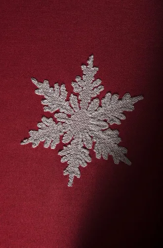 Miniatura 5 de XD17141 - Camino de mesa de Navidad bordado con copos de nieve, 16 x 36 pulgadas, rojo