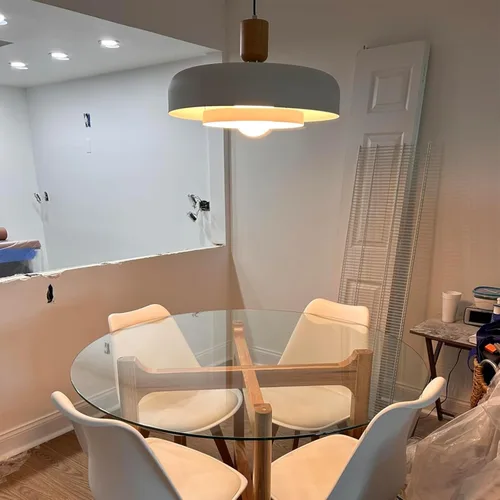 Miniatura 2 de Lámpara Colgante Grande Moderna de 19.68 Pulgadas, 2 Niveles con Pantallas Crema Suaves, Acento de Madera Natural y Latón, Candelabro de Mediados