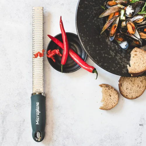 Miniatura 6 de Microplane Rallador Zester Premium en After Dark Gray Herramienta ralladora de limón, rallador de queso duro y verduras Para cítricos, queso