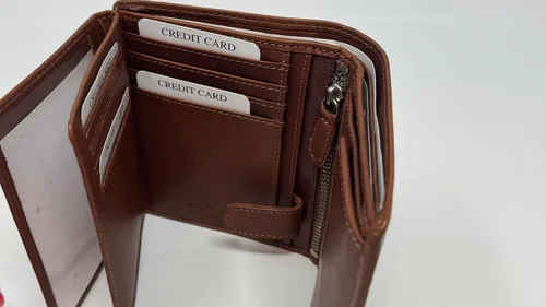 Miniatura 5 de DiLoro Cartera plegable de cuero genuino de grano completo con bloqueo RFID para hombre con moneda de identificación y compartimento seguro