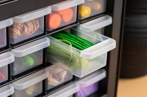 Miniatura 9 de IRIS USA Organizador de Cajones Pequeños de Plástico, 16 Cajones, Caja de Herramientas Apilable para Maestros, Organizador de Lápices, Partes Negro