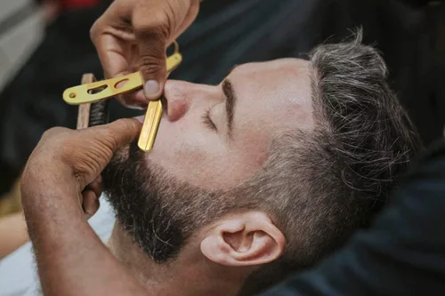 Miniatura 5 de G4 Maquinilla de afeitar profesional de borde recto para hombres con 100 cuchillas derby reemplazables para barbero Dorado