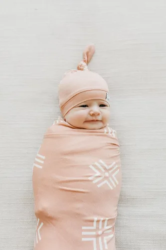 Miniatura 3 de Copper Pearl Gorro de bebé con nudo superior elástico y suave mesa