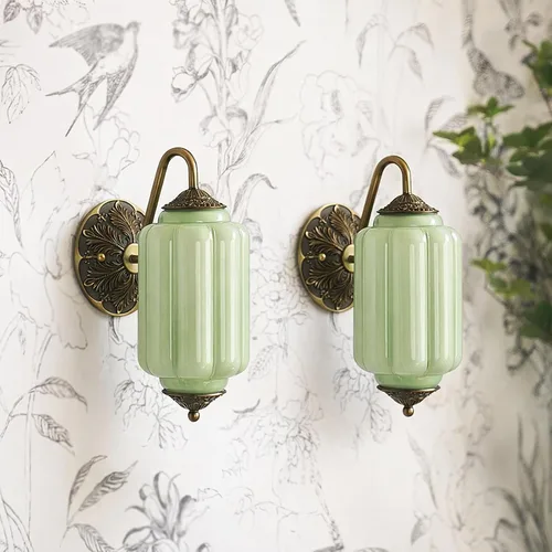 Paquete de 2 apliques de pared de vidrio de leche dorado antiguo, pantalla verde vintage y base de acabado de latón, accesorio de iluminación de