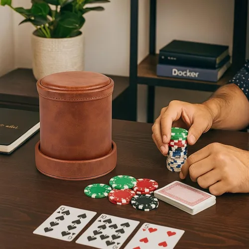Miniatura 7 de Taza de dados de piel sintética marrón con tapa, taza de terciopelo interior silenciosa con 6 dados para juegos de dados mentirosos, Farkle/Yahtzee