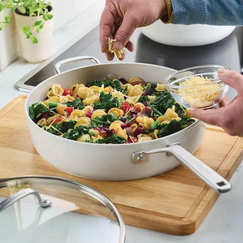 Miniatura 7 de KitchenAid - Sartén/cocedor jumbo de cerámica anodizada dura antiadherente con inducción con tapa y mango auxiliar, apta para lavavajillas, Porcelana