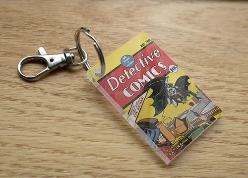 Miniatura 2 de DC Comics Batman Número 27 de Detective Comics Llavero acrílico coleccionable, Problema n. 27, 1.5" x 2.25