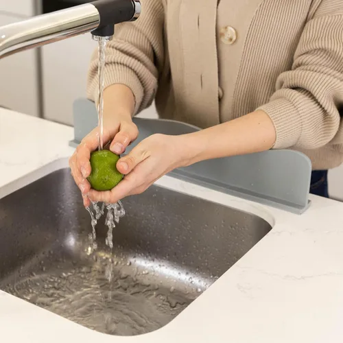 Miniatura 4 de TYOARO Protector contra salpicaduras de silicona para fregadero, protector contra salpicaduras de agua para cocina, isla y baño, base segura Blanco