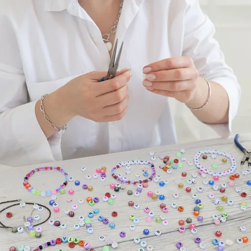 Miniatura 7 de ZHIYUXI - 1500 piezas de cuentas de letras de acrílico para pulseras de la amistad, cuentas de alfabeto para pulseras, collares, fabricación