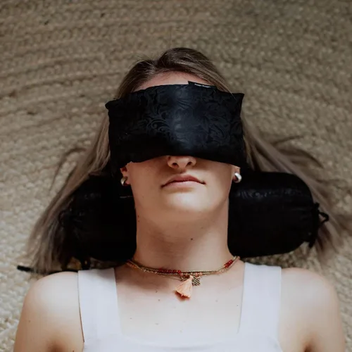 Miniatura 2 de Hugger Mugger Almohada de ojos de seda con relleno de linaza, relleno de linaza orgánica, relajación sin olor, peso ligero, frío en el congelador
