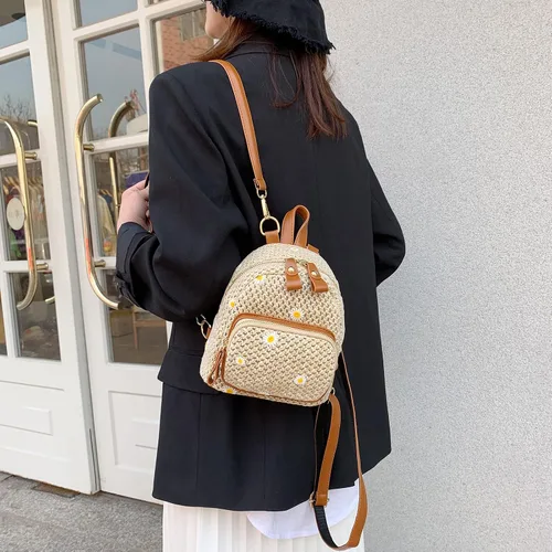 Miniatura 4 de OWGSEE Mochila de paja de ganchillo tejida a mano de moda de verano para mujer, Caqui