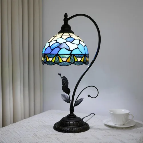 Lámpara de mesa con base de hoja de metal de cristal de color azul de conchas estilo Tiffany, lámpara de mesa retro para dormitorio, sala de estar,