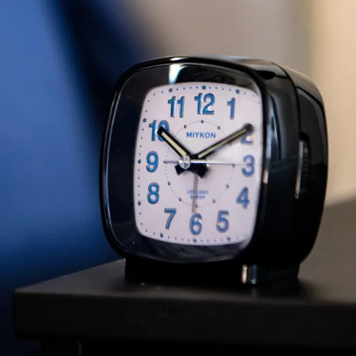 Miniatura 6 de Miykon Reloj despertador analógico cuadrado pequeño – Silencioso sin tictac, funciona con pilas con luz LED y repetición – Escritorio, mesa, viaje
