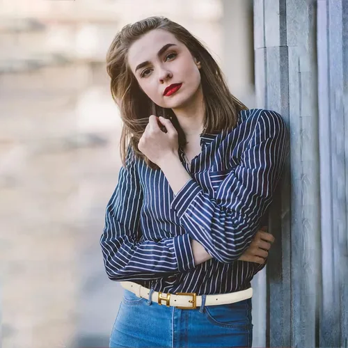 Miniatura 9 de Cinturón de cuero clásico con hebilla de metal para mujer con vestido de jeans