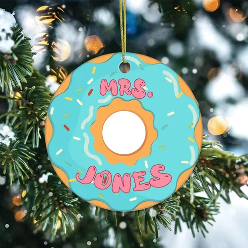 Miniatura 2 de Adornos de recuerdo de Navidad con nombre personalizado en donas, adorno de cerámica para regalos, adornos colgantes para árbol de Navidad