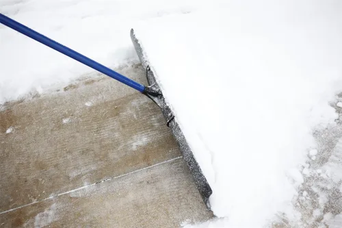 Miniatura 4 de Marshalltown Polar Pusher Pala Empujadora de Nieve de 24 Pulgadas, Hoja Ligera Antiadherente UHMW Hace que Empujar Nieve Sea Fácil, Fabricado