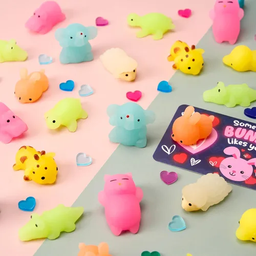 Miniatura 9 de JOYIN 36 paquetes de tarjetas de regalo para el día de San Valentín con juguetes esponjosos Mochi que brillan en la oscuridad, 9 diseños de juguetes