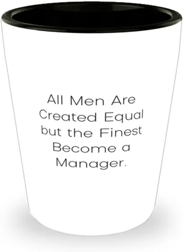 Todos los hombres son creados iguales, pero los mejores se convierten en un. Vaso de chupito, gerente presente de compañeros de trabajo, taza de