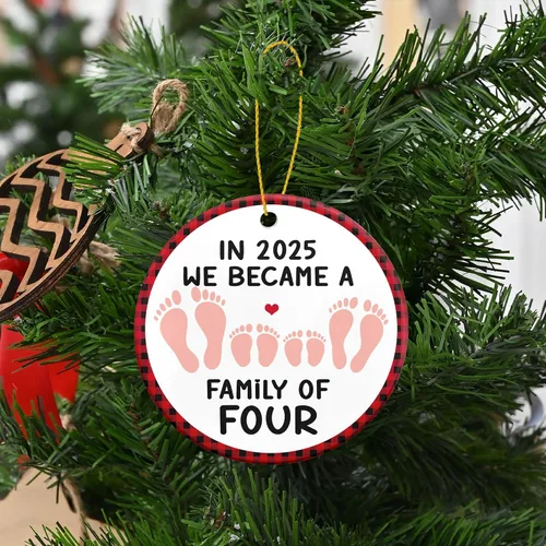 Miniatura 6 de OASSIE Familia de 4 adornos de Navidad 2025 – Adorno de Navidad de cerámica para decoración de árbol – Regalos de pareja para padres primerizos
