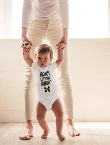 Miniatura 3 de CBTwear Moms Lifting Buddy - Mommys Workout Partner - Lindo body de bebé de una pieza para bebé