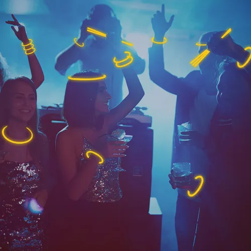 Miniatura 6 de 300 varillas de brillo amarillas a granel, pulseras iluminadas con conectores, suministros de fiesta que brillan en la oscuridad, palos brillantes