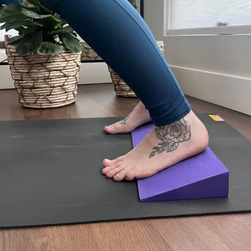 Miniatura 4 de Hugger Mugger Cuña de yoga: elevación suave para muñecas sensibles, duradera y estable, soporta articulaciones, ideal para perros hacia abajo Grafito