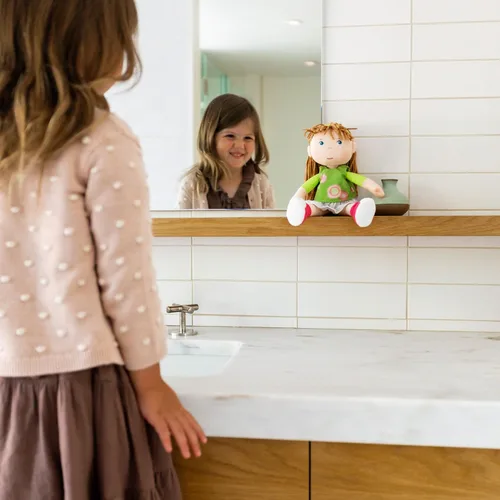 Miniatura 4 de HABA Muñeca de bebé blanda de 12" Hedda con cabello marrón, ojos azules y cara bordada, muñeca para niños pequeños lavable para 18 meses+