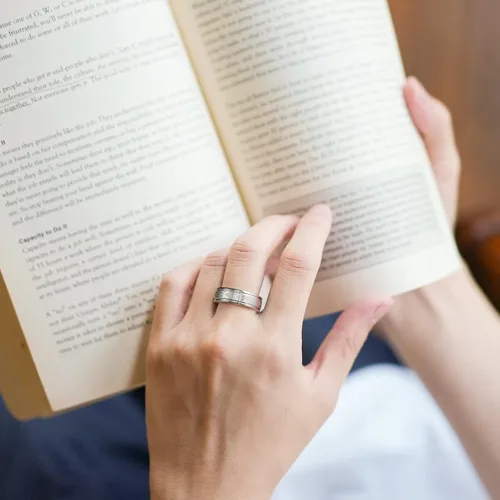 Miniatura 5 de King Will Anillo de boda de tungsteno con nudo celta y llave griega, con dos ranuras, borde pulido con láser, nudo celta y centro de llave griega