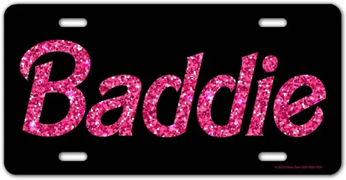 Honey Dew Gifts, Baddie, 12 pulgadas por 6 pulgadas, placa divertida, placas de tocador para autos, accesorios rosa para mujeres, linda etiqueta de