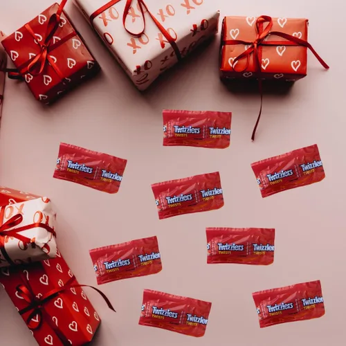 Miniatura 7 de Giros clásicos de regaliz de fresa – Caramelo rojo masticable suave envuelto individualmente – Bolsa a granel de 2 libras (≈ 88 piezas) – Perfecto