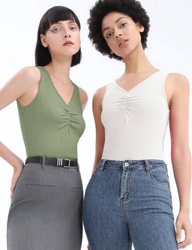 Miniatura 3 de KTILG Paquete de 2 camisetas sin mangas acanaladas para mujer, ajustadas, elásticas, básicas, de verano, casuales, con cuello en V