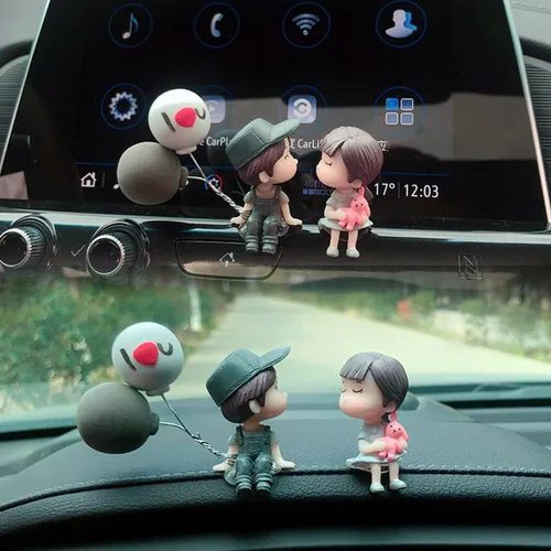 Miniatura 5 de Lindo adorno de coche con diseño de pareja de caricaturas, decoración de tablero de automóvil, figuras de pareja besando, adornos de globos (B)