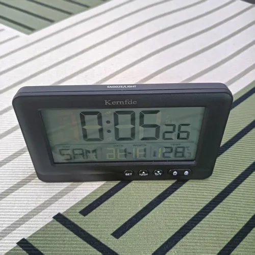Miniatura 2 de Reloj despertador de viaje alimentado por pilas, reloj despertador para dormitorios, pequeño reloj digital con luz de fondo, 2 alarmas, repetición