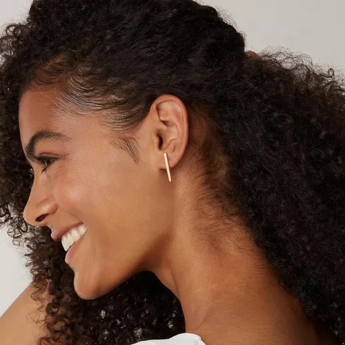 Miniatura 35 de PAVOI Aretes de plata de ley chapados en oro de 14 quilates, delicados aretes de mini barra Aretes de oro para mujer