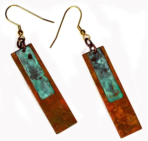 Miniatura 3 de Elaine Coyne Pendientes alargados de rectángulo en estilo bohemio chic con pátina verdigris y pátina terrestre