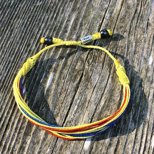 Miniatura 2 de Rumi Sumaq Pulseras de Orgullo y Bandera del País con Atadura de Tirón — Pulseras Macramé Trenzadas a Mano, Nudo de Pescado y Trenzadas Ajustables