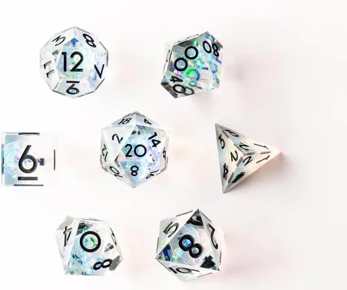 Miniatura 3 de 1985 Games Juego de dados D&D de borde afilado – Dados poliédricos de resina hechos a mano en caja retro VHS – 7 dados para TTRPG (Bola de Cristal)