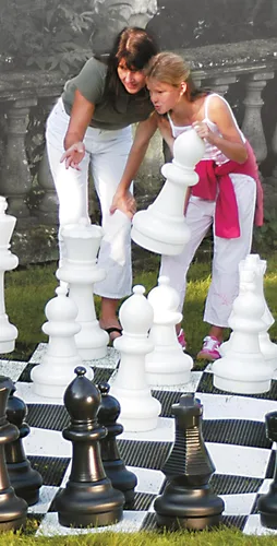 Miniatura 4 de Juego completo de piezas gigantes de ajedrez con Rey de 25 pulgadas de alto en blanco y negro.