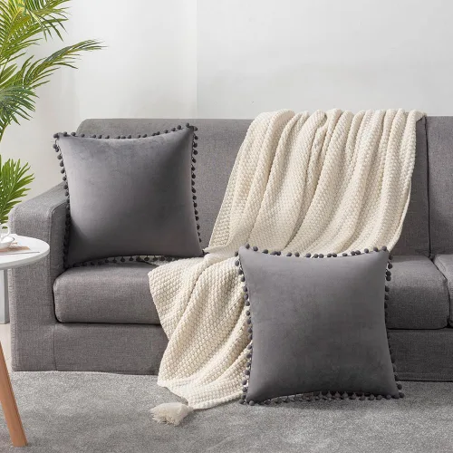 Miniatura 4 de DEZENE Fundas de almohada 18x18 gris oscuro: Paquete de 2 fundas de almohada decorativas cuadradas de terciopelo suave con pompones para decoración