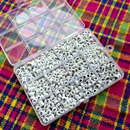Miniatura 6 de Amaney - 600 cuentas acrílicas blancas de números 0-9, símbolo # corazón con caja de almacenamiento, 0.276 x 0.157 in En caja blanca