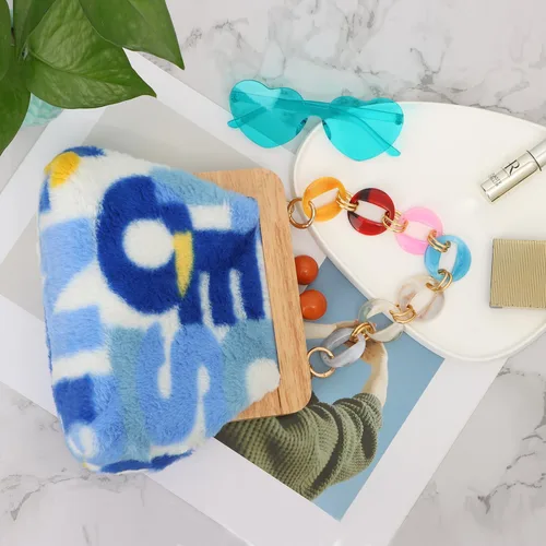Miniatura 5 de Oweisong Bolso de mano de pana novedoso para mujer, bolso cruzado de piel sintética con cierre de beso de madera, bolso de hombro de felpa