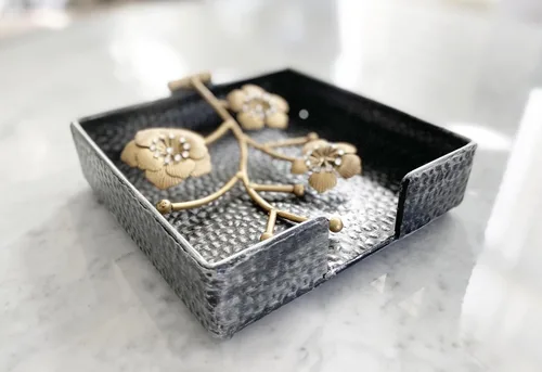 Miniatura 7 de Servilletero cuadrado plano plateado con flores de orquídeas doradas y cristales sintéticos Brazo pesado con bisagras de metal con bisagras