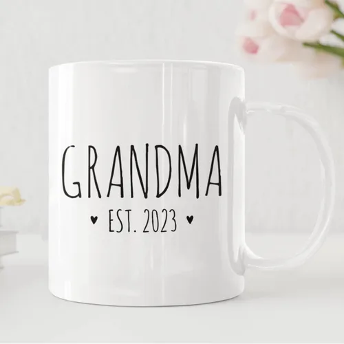 Miniatura 4 de Taza con texto en inglés "Grandma Est 2023", diseño promocionado para abuelas, con anuncio de embarazo, 11 onzas, cerámica, color blanco
