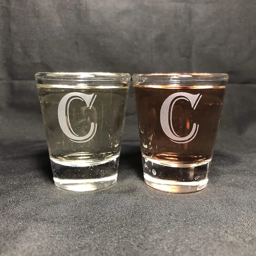 Miniatura 3 de Juego de 2 vasos de chupito con letras de monograma de 1.5 oz (B)