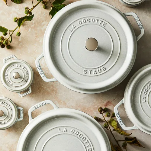Miniatura 9 de Staub - Olla redonda de hierro fundido de 4 cuartos, color trufa blanca, fabricada en Francia blanco (White Truffle)