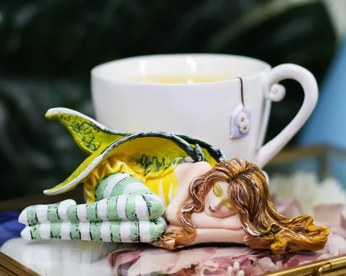 Miniatura 7 de Ebros Gift Amy Brown Fantasy Manzanilla calmante en taza de té con figura de hadas durmiendo escultura festiva coleccionable