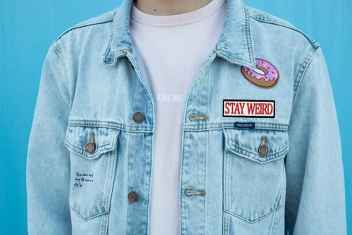 Miniatura 3 de Parche Stay Weird - Parche bordado - Parche para planchar / coser - Parches para ropa, mochila, chaquetas, gorras, etc. (blanco)