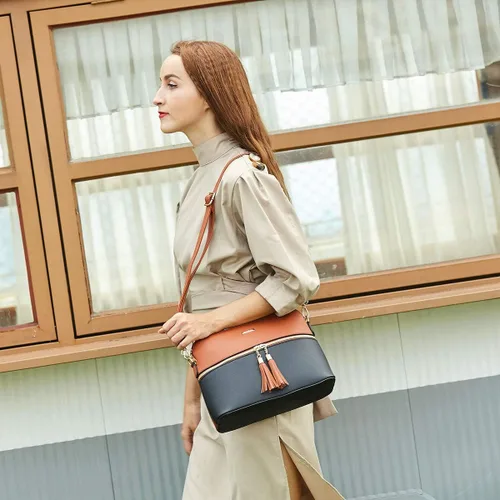 Miniatura 133 de Juego de 4 bolsas modernos para mujer de cuero sintético: bolso tote, bolso de hombro, bolso de mano y cartera.