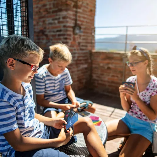 Miniatura 8 de Sweet Bros Games Rainbow Pirates - Divertido juego familiar para niños, adolescentes y adultos, juego de cartas estilo Rummy para 2 a 5 jugadores