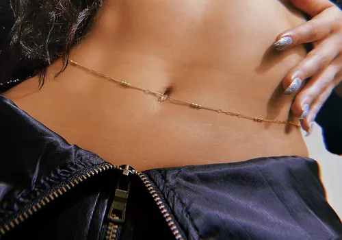 Miniatura 4 de Cadena de cuerpo minimalista para bikini de playa de oro de 18 quilates, cadena de vientre ajustable con dijes, joyería de moda hecha a mano
